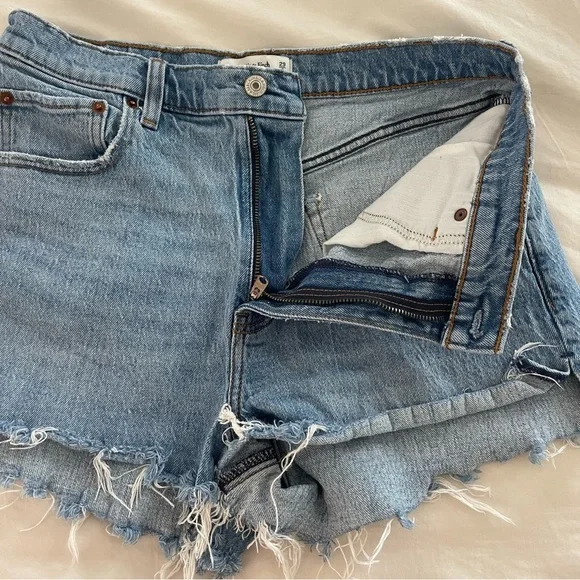 Abercrombie & Fitch- The Mom Short High Rise - Picture 4 of 8